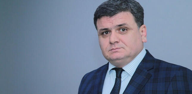 Elməddin Muradlı: “Ziya Məmmədov əlini-qolunu sallayaraq gəzir”