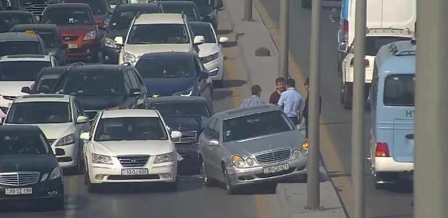 Bakıda yol qəzası tıxac yaratdı