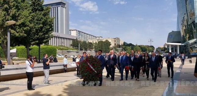 AKP nümayəndə heyəti Şəhidlər xiyabanını ziyarət etdi