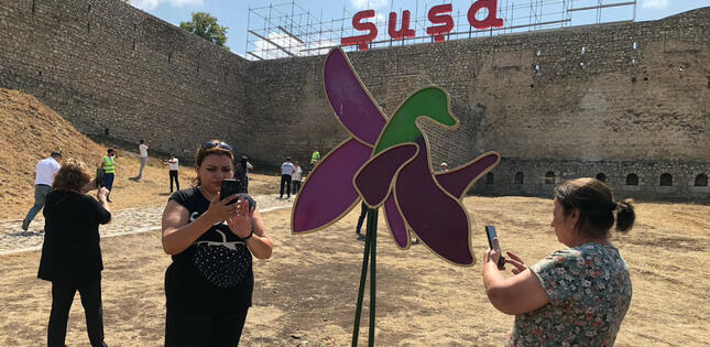 Bir qrup şuşalı Şuşada Qala divarlarını, Gəncə qapısını ziyarət edib - FOTO - VİDEO