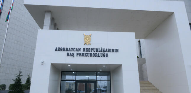 Bakıda poliklinikanın şüşələrini sındıraraq həkimlərə xəsarət yetirən ər-arvada cinayət işi açılıb - VİDEO