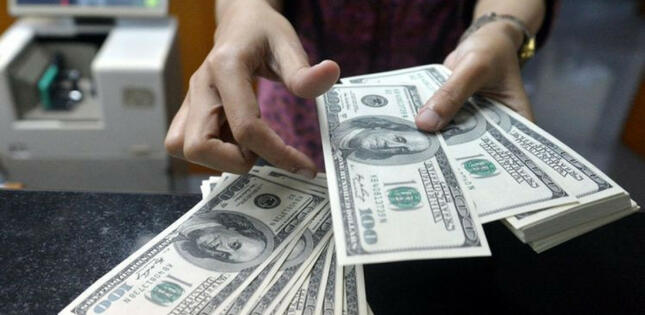 Azərbaycanda əmanətlərin dollarlaşması 8 illik minimuma enib