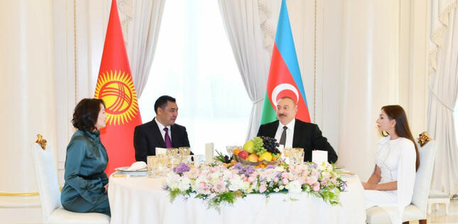 Sadır Japarov və xanımının şərəfinə rəsmi ziyafət verilib
