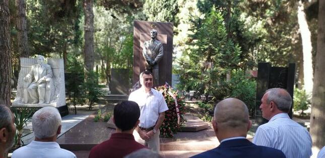 BAXCP Əbülfəz Elçibəyin məzarını ziyarət edib