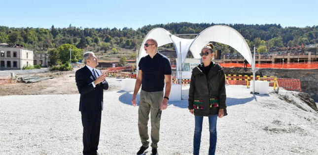 Prezident və Mehriban Əliyeva Şuşada yeni yaşayış kompleksində aparılan tikinti işləri ilə tanış olublar