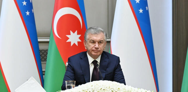 Şavkat Mirziyoyev Heydər Əliyevin məzarını ziyarət edib