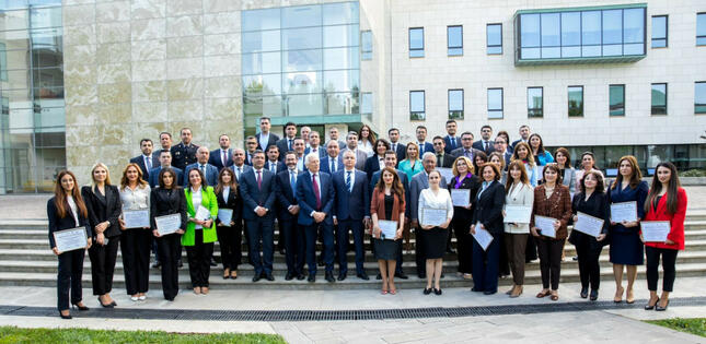 Mətbuat xidmətləri rəhbərləri üçün master-klasın iştirakçılarına sertifikatlar təqdim olunub