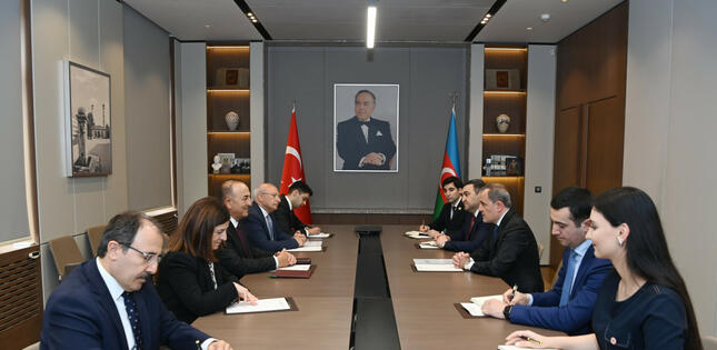 Ceyhun Bayramov Mövlud Çavuşoğlu ilə regional vəziyyəti müzakirə edib
